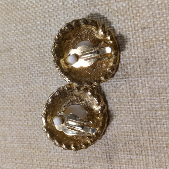 vintage faux pearl black enamel clip-on earrings - Picture 4 of 6